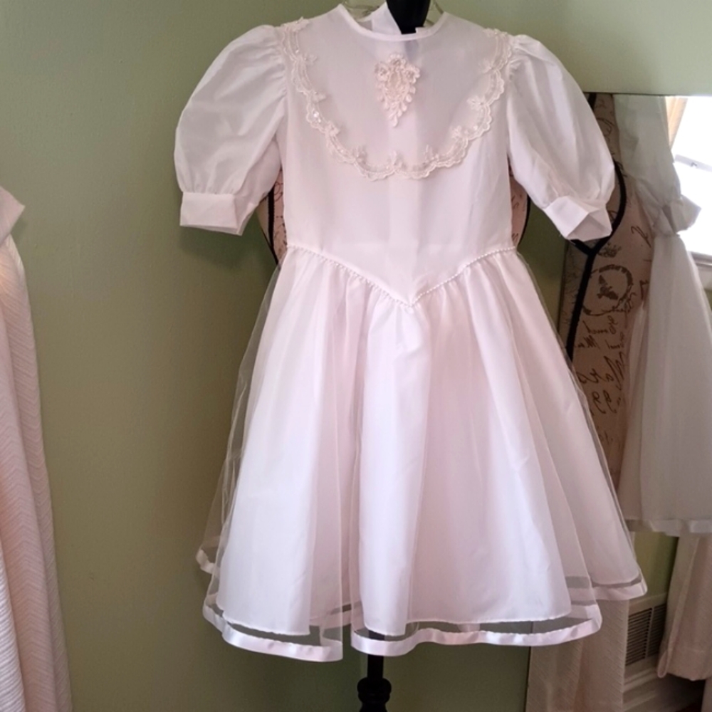 White Flower Girl/Communion Dress Size 7, Vintage, Minimalist, Elegant.